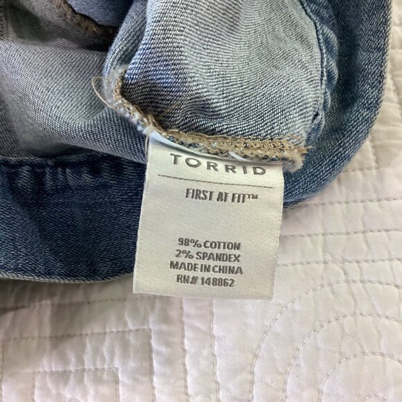 Torrid Light Wash Denim Vest Size 1X - Picture 5 of 13